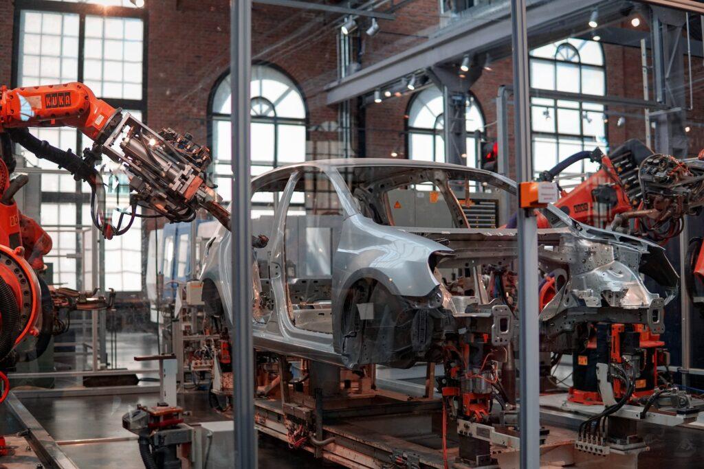 Industriemaschinen setzen ein Auto zusammen