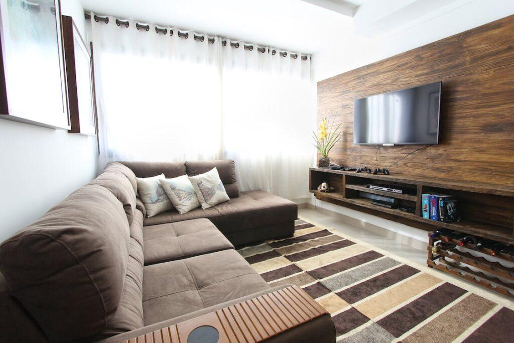TV Board und Sofa