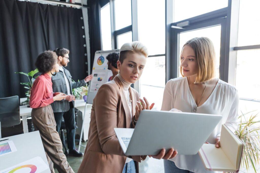 Team einer Amazon Agentur bespricht im Büro Marketingstrategien für den Verkaufserfolg auf dem Marktplatz