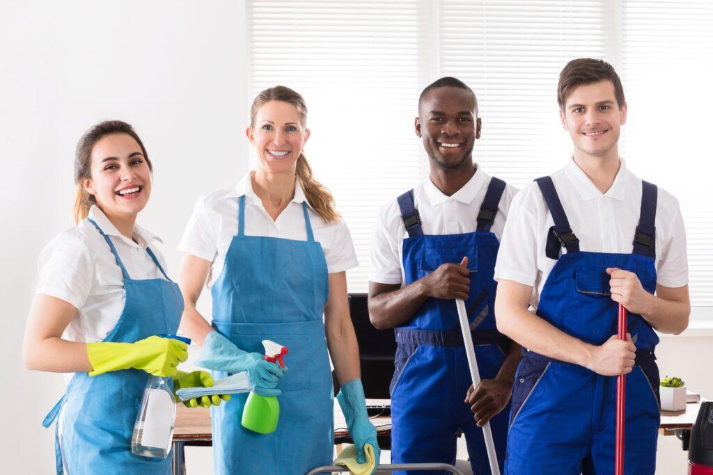 Professionelles Reinigungsteam bei der Arbeit