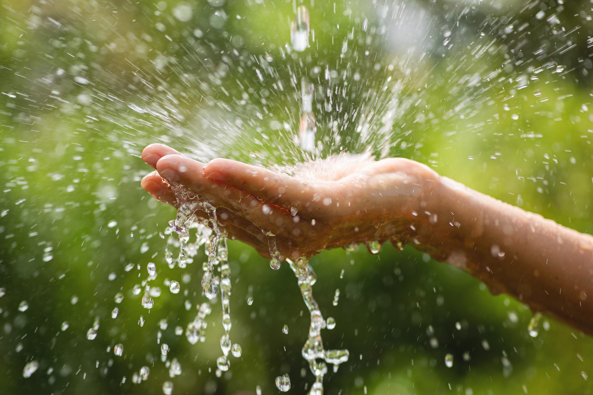 Regen trifft geoeffnete Hand | Regenwassertank Komplettset