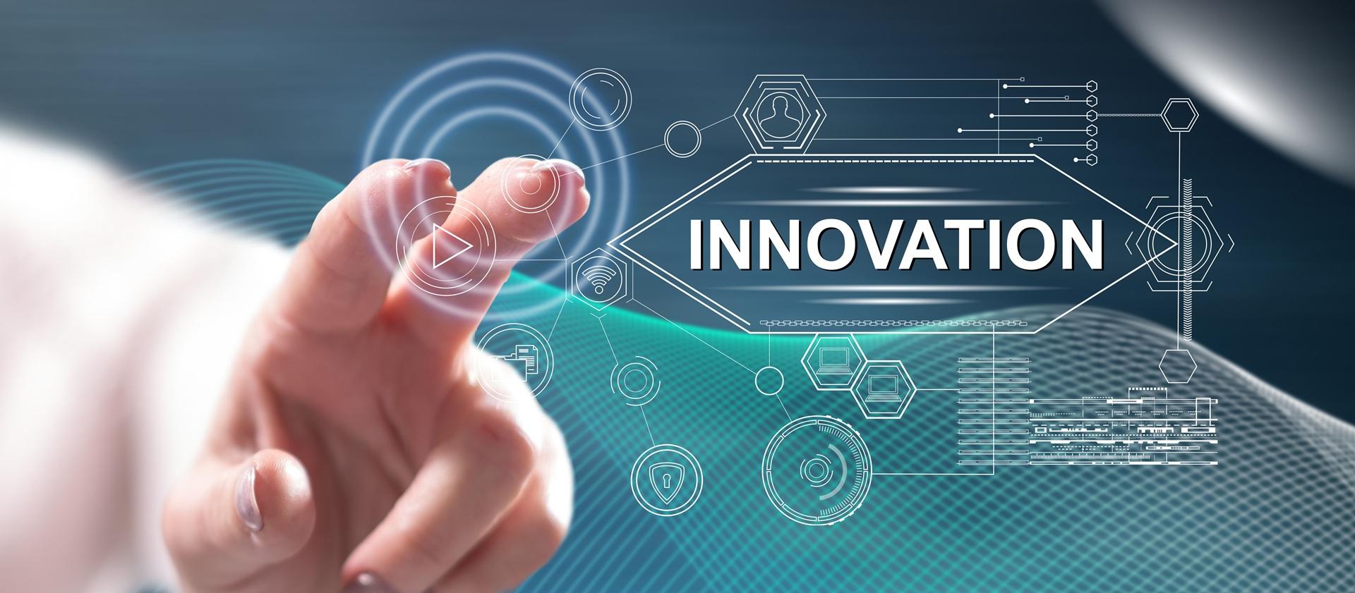 Hand beruehrt digitale Innovation-Symbole | Anwalt für Produkthaftung