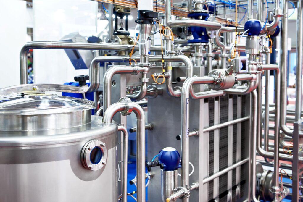 Edelstahl-Rohrsystem mit Enthärtungsanlage in Industrieumgebung