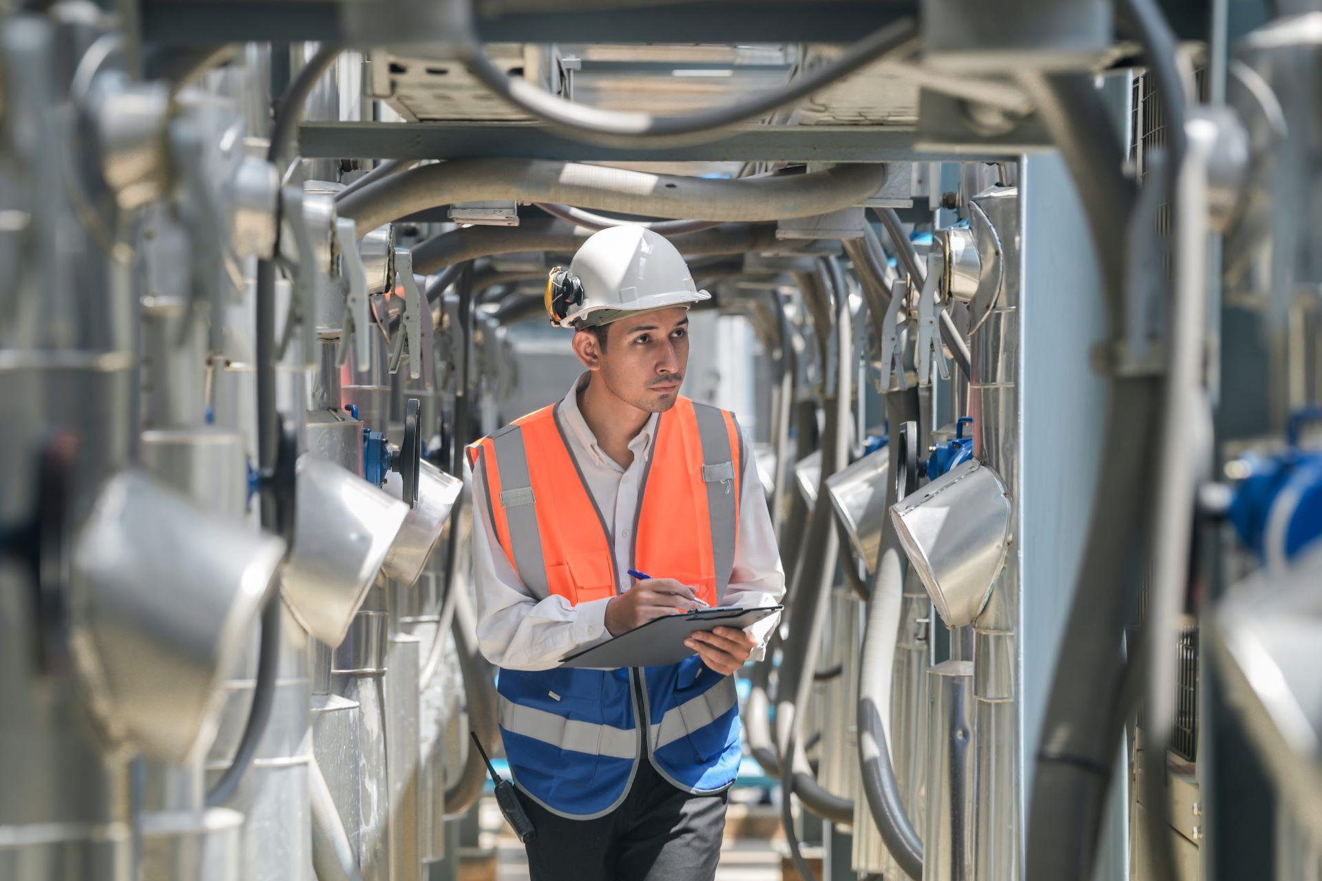 Industriearbeiter bei Anlagenprüfung im Enthärtungsbereich