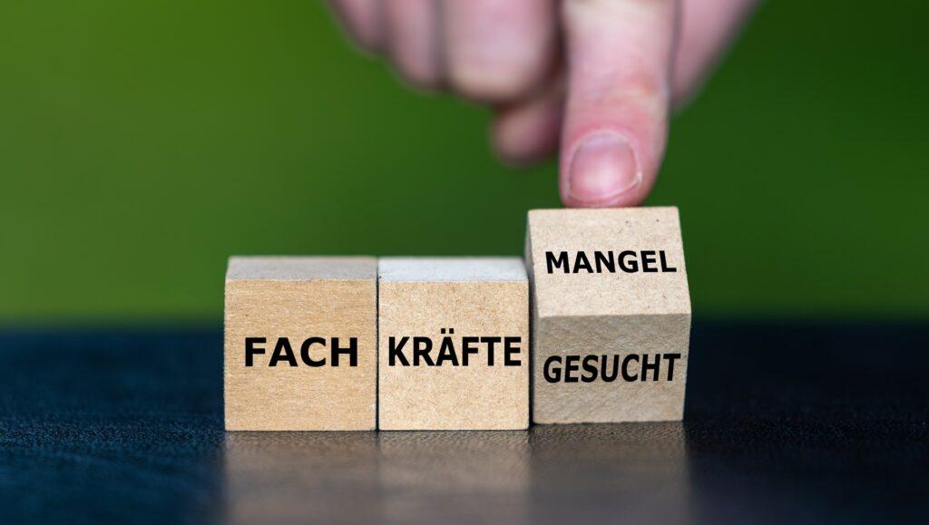 Symbol für Fachkräftemangel mit Holzwürfeln | Pflegedienst Bad Vilbel