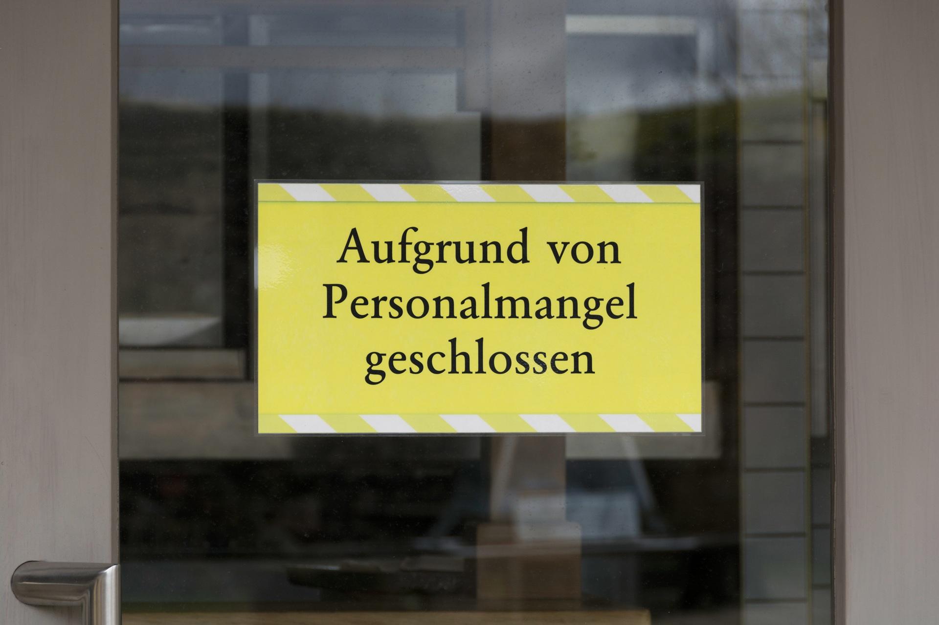 Hinweisschild zu Schliessung wegen Personalmangel | Pflegedienst Bad Vilbel