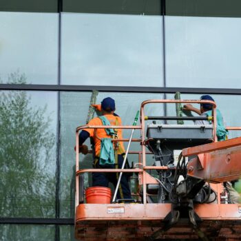 Outsourcing in der Reinigung: Wann lohnt sich das für Unternehmen wirklich?